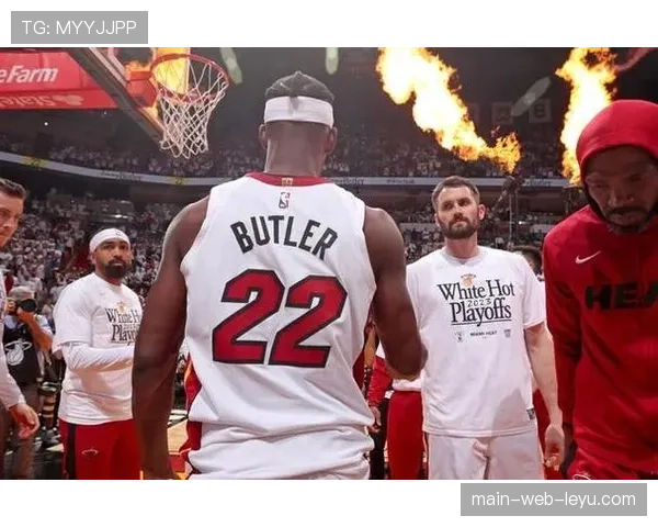 特写：热火队巴特勒在冲突中被驱逐后，于球员通道凝视赛场