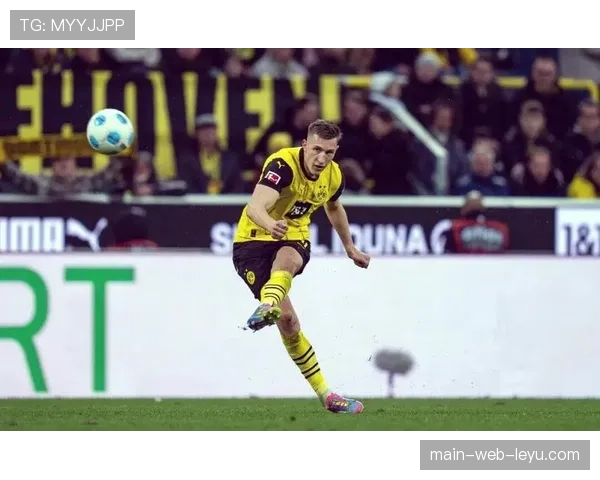 施洛特贝克主场遭嘘，多特蒙德后卫面临球迷压力